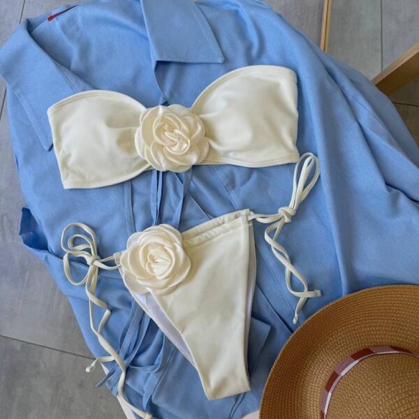 Модел, облечен в стилен бански костюм от намалената колекция на LoveSwimwearR